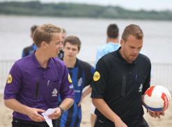 Arbitrage Een amateur beach soccerwedstrijd wordt door twee [2] scheidsrechters geleid, die elk aan één zijde van het speelveld plaatsnemen.