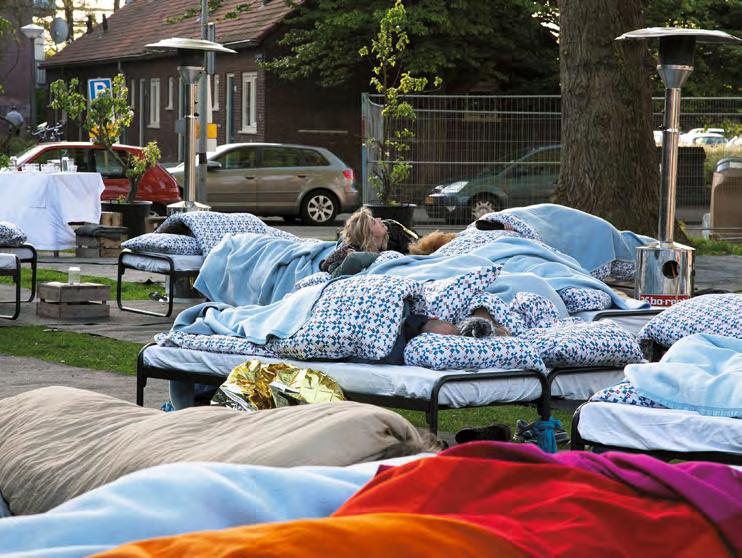 Wakker worden in de open lucht In het openluchthotel verblijven is een unieke slaapervaring, maar belangrijker nog zijn de contacten die de gasten leggen en de verhalen die ze uitwisselen.