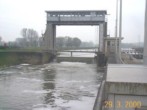 against water losses at sluices Upstream flow control,