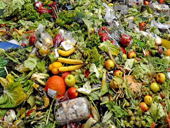 30% Voedselverspilling, wat betekent dat Gemiddeld gooiden we in 2016 in een Nederlands huishouden zo n 41 kilo vast voedsel per persoon weg.