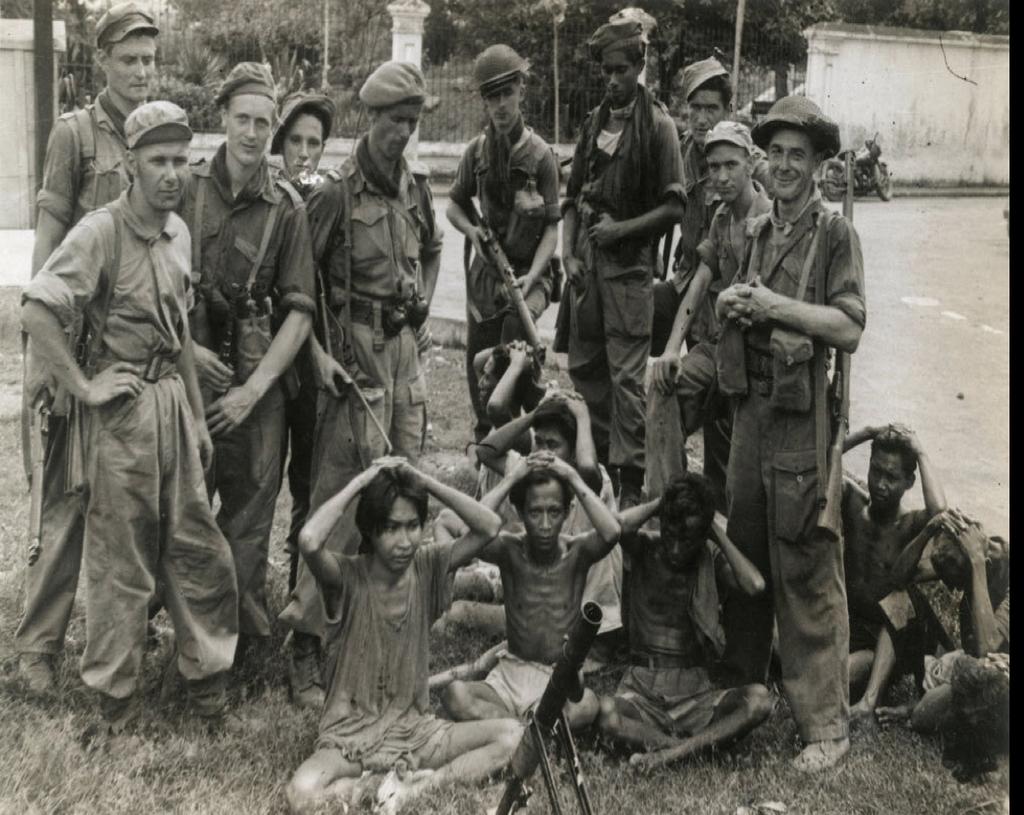 Midden-Java, toenmalig Nederlands-Indië, december 1948: Nederlandse militairen houden soldaten van het TNI (Indonesische Nationale Leger) onder schot.1 1 https://www.volkskrant.