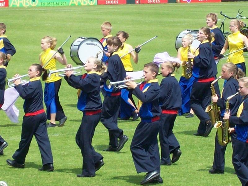 Daar speelt uw kind mee tijdens de muzikale repetities en als dat goed gaat, mag hij of zij ook meedoen met straatoptredens. Uw kind doet echter nog niet mee met de show van SWJK.