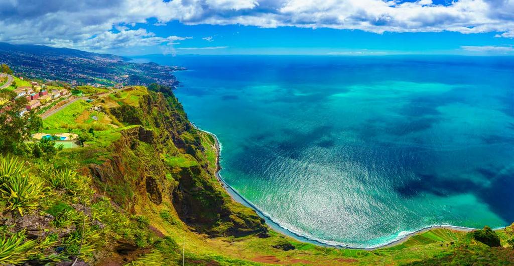 Madeira Dit subtropisch eiland in de Atlantische Oceaan is een waar paradijs voor natuurliefhebbers. Ook Funchal, de gezellige hoofdstad, is zeker een bezoekje waard.