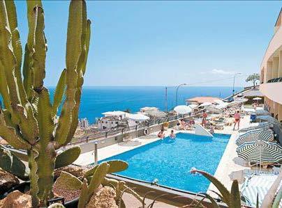 over de Atlantische oceaan, de baai van Funchal en de omliggende bergen. Dat verklaart ook meteen de naam van hotel Madeira Panoramico.