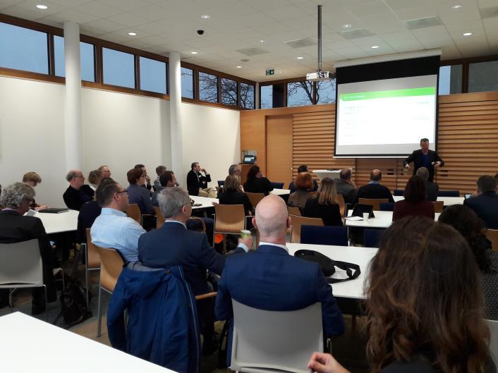 Na het welkomstwoord door Geke Figge, gemeente Barendrecht, gaf Linze Schaap, Tilburg University, een presentatie over Trends in de lokale democratie.