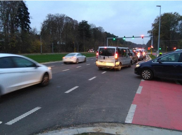 vanuit de Jazz-fontein) krijgt de Brusselsesteenweg de mogelijkheid om leeg te lopen. Bijkomend zijn de wachttijden voor het stilstaand verkeer op de Tervurenlaan aanvaardbaar.