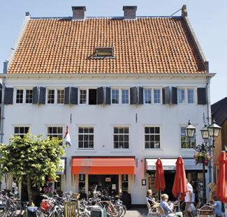 Tot circa 1920 kon je hier vandaan met de trekschuit, via de Kromme Rijn, naar de markt in Utrecht. Daar voer de trekschuit door de Oude Gracht en legde aan in de buurt van het stadhuis.