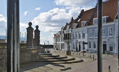 Bewoners van de (merendeels 16de-eeuwse) huizen langs de straat gebruikten die om van het uitzicht te genieten.