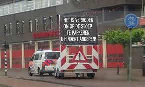 Parkeren! Even wat duidelijkheid in de soms best lastige en veelheid aan verkeersregels in Nederland. 1. Parkeren op de stoep is bij wet verboden. 2.