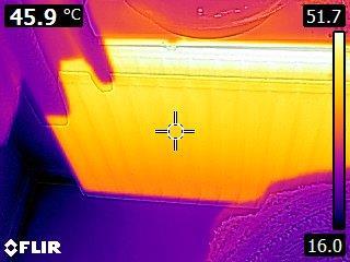Door de warmtestraling van de radiator wordt ook de binnenzijde van de muur opgewarmd.