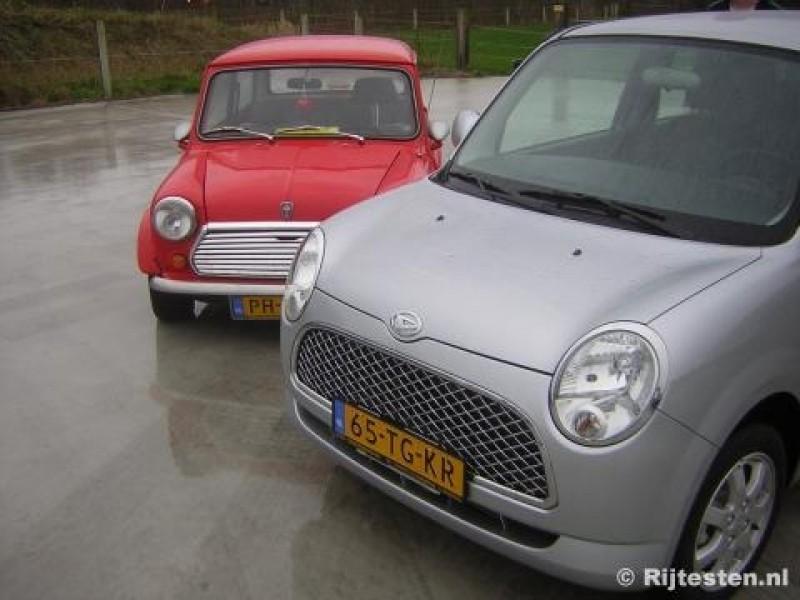 Het exterieur Wat natuurlijk meteen opvalt aan deze auto is zijn guitige Mini-uitstraling dat vooral door de grille in combinatie met de koplampen en de achterkant wordt bepaald.