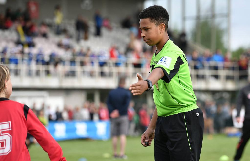 Referee Academy KAA Gent werft aan KAA GENT werft opnieuw jongens en meisjes voor de Referee Academy.