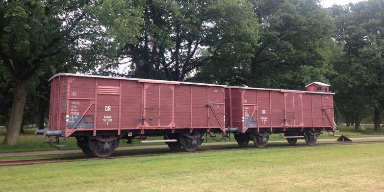 het moment van schrijven nog niet gespecificeerd. Afb. 14: De twee gerestaureerde wagons op het voormalige kampterrein. Foto auteur.