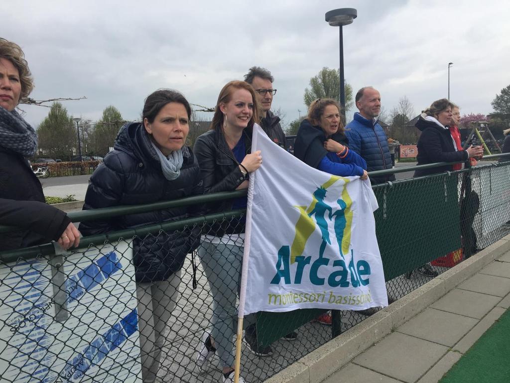 Schoolhockeytoernooi Vandaag was het hockeytoernooi. Hoewel het ontzettend koud was langs de lijn, was het een zeer gezellig toernooi.