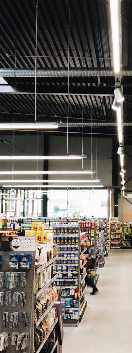 In de nieuwe winkel van Decathlon in Alkmaar hangt het lineaire twee meter LED armatuur van Veko.
