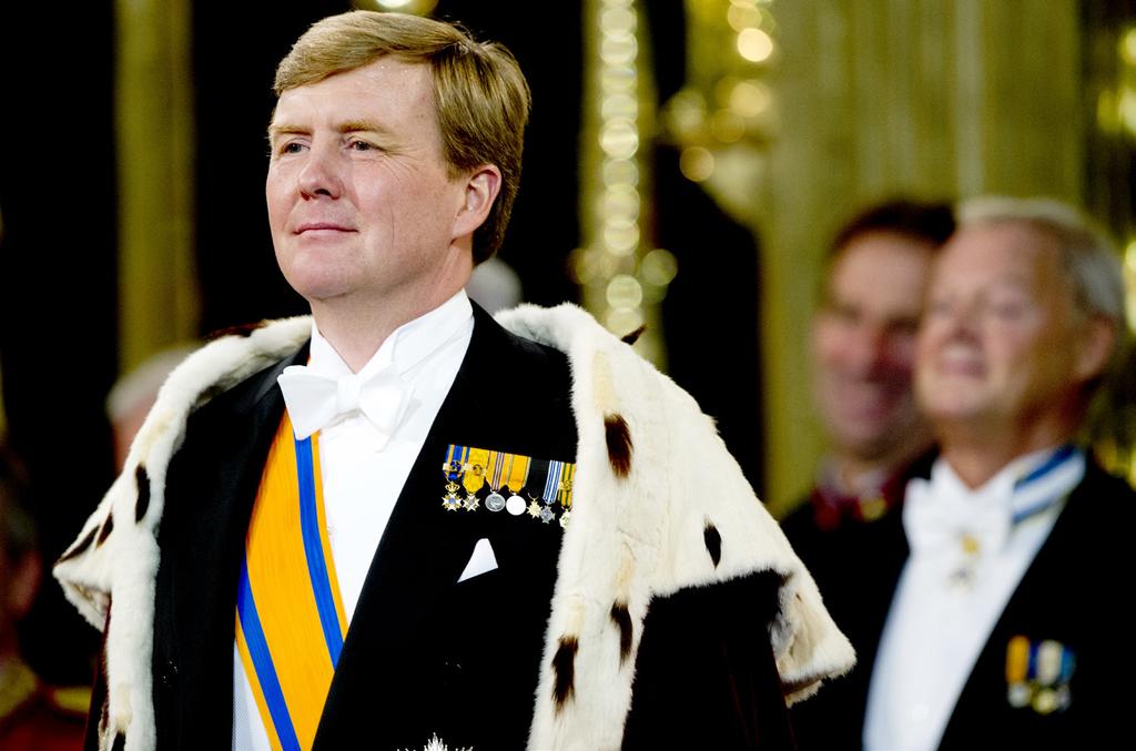 3 KIJKEN EN LUISTEREN Lees de vragen. Kijk en luister naar het fragment. Beantwoord de vragen. 1 Waarom is Willem Alexander koning van Nederland? a Hij is de zoon van Beatrix.