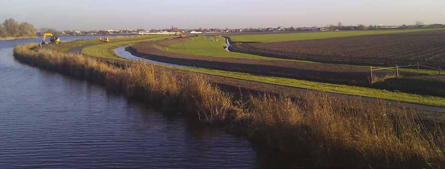 We maken onderscheid tussen: Primaire waterkeringen (71 km) Dit zijn dijken die direct langs een rivier liggen en de polders achter de dijken beschermen tegen het water uit