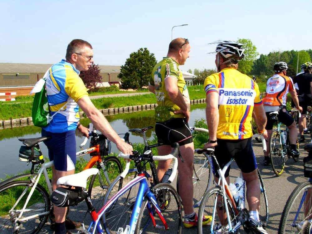 Ans en Johan van Schie Daarbij zijn ex-topsporters van allerlei disciplines gevraagd om mee te fietsen voor dit goede doel.