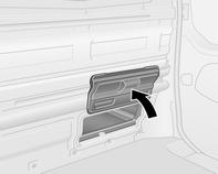 80 Opbergen Om lange voorwerpen onder de achterbak (alleen aan de kant van de passagiersstoel voor) te kunnen opbergen, kunnen de onderste bekledingskleppen losgemaakt