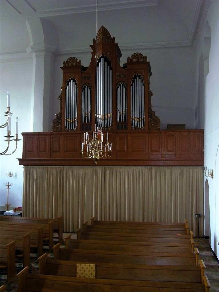 241 Vegter/Pels & van Leeuwen/Steendam 1922/1975/1993/1997 Walfriduskerk Plantsoen 2 Bedum In 1922 bouwde Vegter een tweeklaviers orgel met aangehangen pedaal voor de Hervormde Kerk te Bedum.