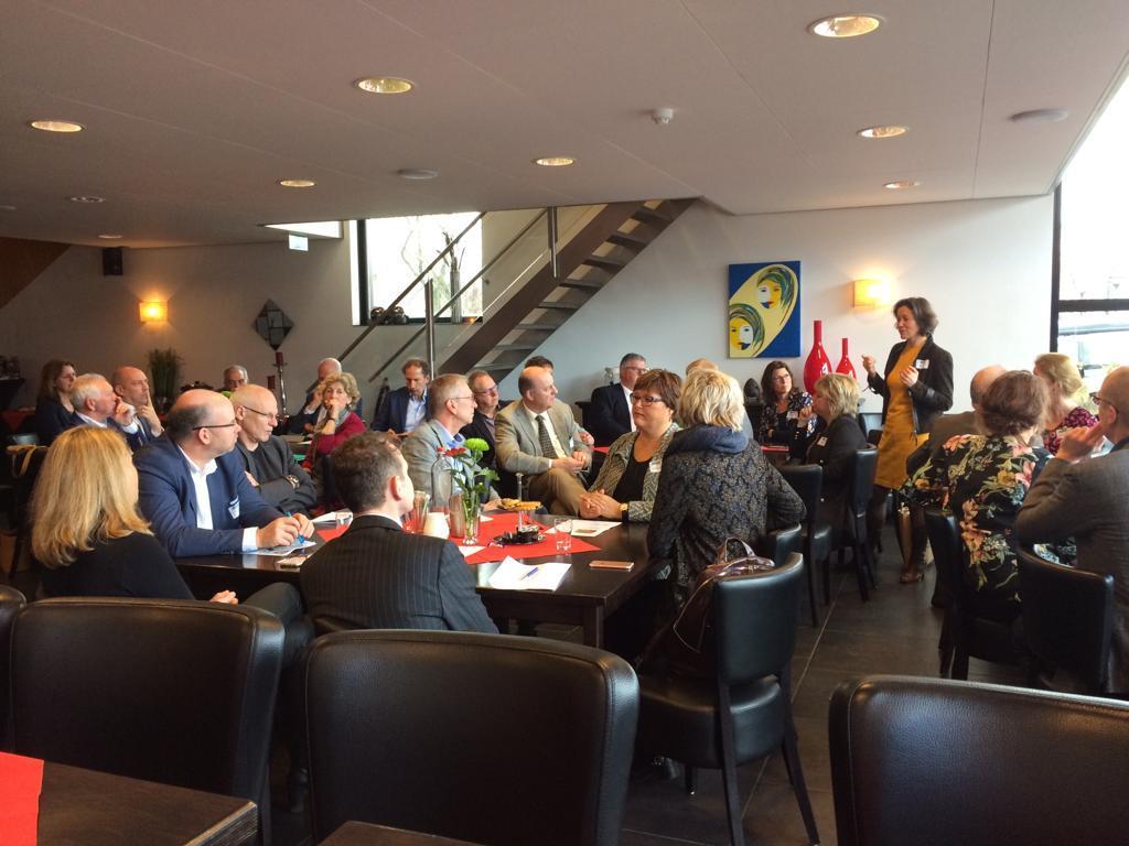 Tafelgesprekken: discussie over diverse dilemma s in kleine groepen In kleine groepjes werd aan de hand van enkele stellingen dieper op de materie ingegaan.