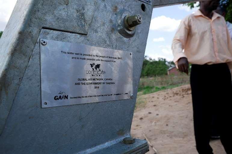 Nalengwe Na een flinke reis tussen de cashew noten plantages verlaten we de doorgaande (maar ook onverharde) weg en zo n 10 kilometer later langs een smalle