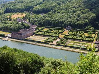 8. KASTEEL EN TUINEN VAN FREYR + MAALTIJD OP HET EILAND VAN YVOIR (1/05 > 15/09) Kasteel en Tuinen van Freÿr: De sfeer van Versailles in een schitterend gebied!