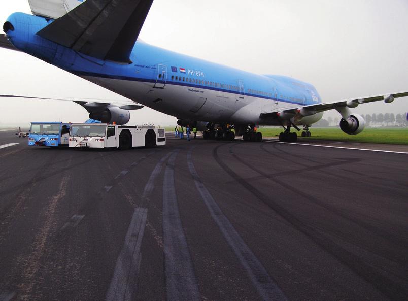 Voorvallen die niet uitgebreid zijn onderzocht Runway excursion, Boeing 747-406, Amsterdam Airport Schiphol, 1 oktober 2014 Tijdens de nadering van baan 18R was het zicht ongeveer 375 meter in