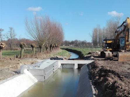 bassin, waarin bij hevige regen water