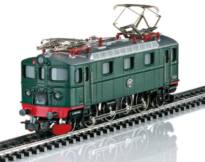 Beide locomotieven afzonderlijk verpakt met afbeelding in kleur van de betreffende locomotief, gebaseerd op de historische verpakking van de basismodellen.