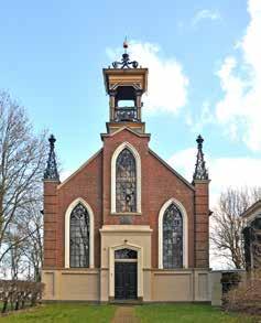 In de noordwand van de toren is een uit de voormalige pastorie afkomstige steen met het jaar tal 1558 en het wapen-rengers ingemetseld. De kerk van Zuurdijk is in de 13 e eeuw ge bouwd.