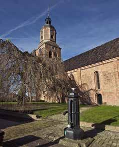 Naast de kerk staat een losstaande toren, die vermoedelijk rond dezelfde tijd als de kerk is gebouwd. In de toren hangt een klok uit 1653.