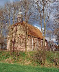 Holwierde Kloosterburen B2 De van oorsprong 11 e eeuwse kerk is een voorbeeld uit de geschiedenis van kerkelijke bouwkunst in Groningen.