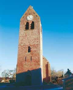 In de toren hangt een in 1501 door Geert van Wou gegoten klok, waarschijnlijk afkomstig uit de toren van de Der Aa-kerk te Groningen.