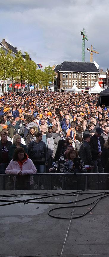 GEACHTE DAMES EN HEREN, Koningsdag in het centrum van Groningen: een groot feest voor iedereen. Jaarlijks trekt de binnenstad van Groningen 200.000 bezoekers.