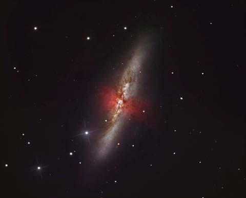 Hoofdstuk 1. Inleiding 8 Figuur 1.8: Links zien we M82, een onregelmatig sterrenstelsel van type II en rechts, NGC1313, een onregelmatig sterrenstelsel van type I.