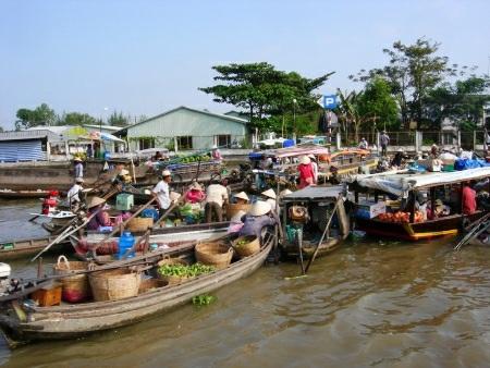 In de hele provincie wonen vele Khmer, wat in eerste instantie niet direct zichtbaar is. De Khmer spreken Vietnamees en de kleding en levenswijze is ook niet heel anders dan dat van de Vietnamezen.