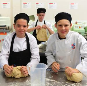 Je komt de school binnen in onze gezellige hal, waar je aan het werk gaat met projecten, lessen of huiswerk. Er is een grote gezonde kantine.