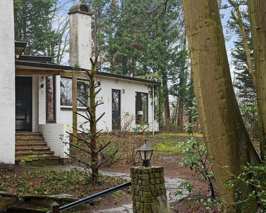 Soort villa Bouwjaar 1960 Type vrijstaande woning Tuin tuin rondom Kamers 11 Woonoppervlakte 233 m² Perceeloppervlakte 5200 m²