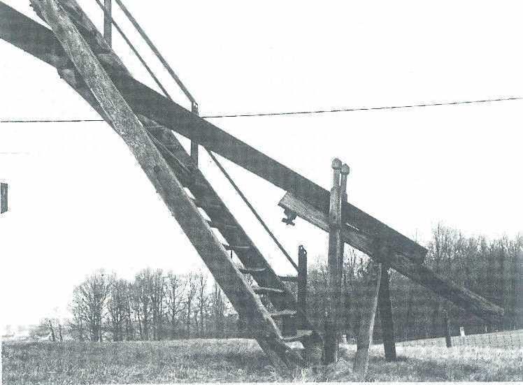 staart was vroeger gemaakt van een met een balk verlengde ijzeren roede, afkomstig van de in november 1940 door de wind gevelde staakmolen Petit Moulin 21 op de wijk Malcence in Luigne.