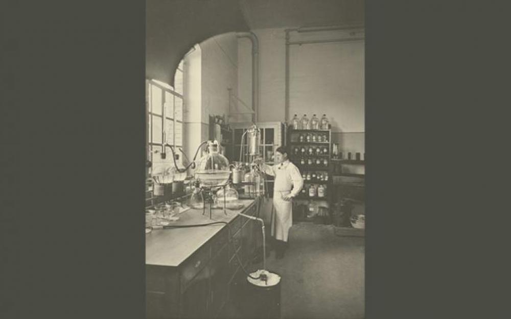 In 1900, Ciba produces its first pharmaceutical substances: Vioform, an antiseptic, and Salen, an