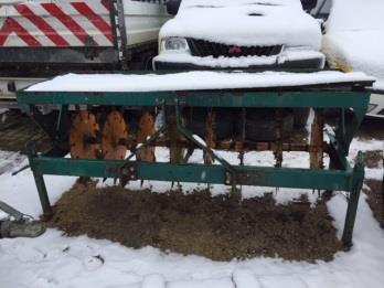 worden voor vervoer van rollend materiaal (bij een kleine tractor e.d.) Schroefsteunen achteraan om