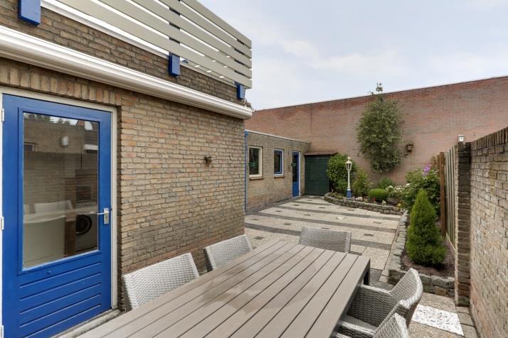 De tuin is te bereiken via de poort aan de zijkant van de woning, de loopdeur in de garage en de bijkeukendeur.