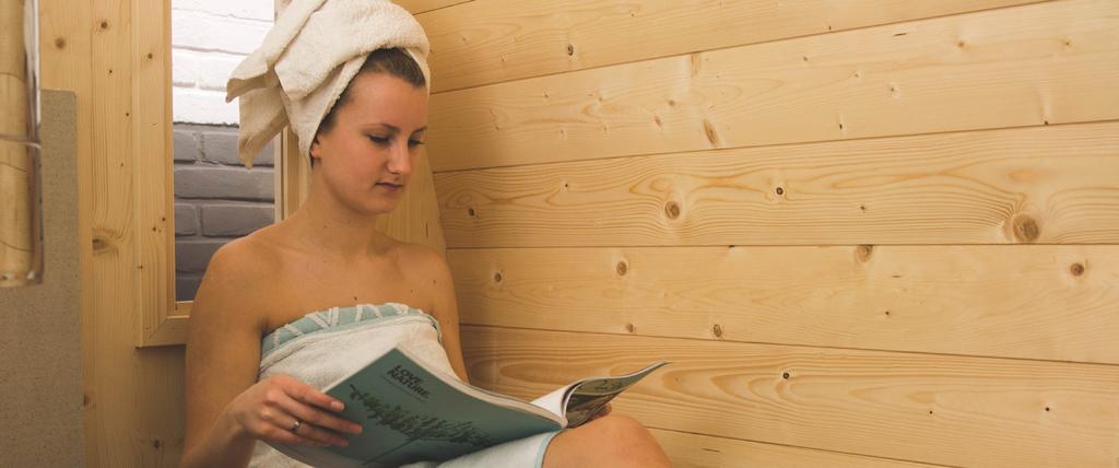 voor het saunagebruik; Op een handdoek plaatsnemen. In uw eigen sauna kunt u natuurlijk zelf kiezen of u gebruik wilt maken van badkleding.
