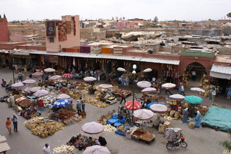 Dag to t dag bes chri jvi ng Dag 1 Amsterdam - Marrakech Dag 2 Marrakech - Ouarzazate - Zagora Het land Marokko dankt zijn naam aan de stad Marrakech.