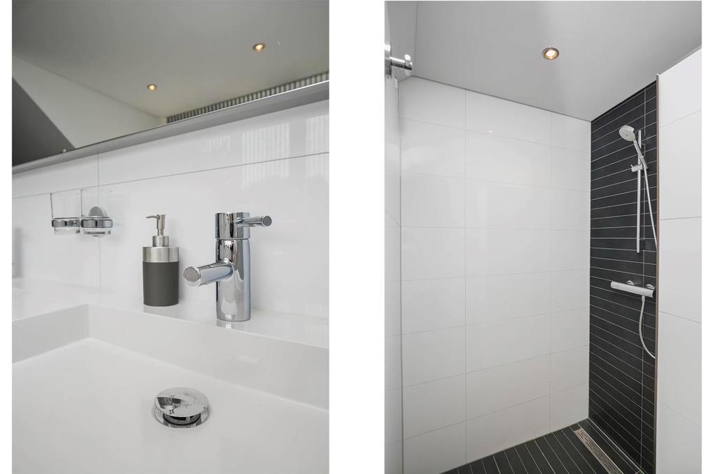 De badkamer is voorzien van een ligbad, een inloopdouche, badkamermeubel met dubbele