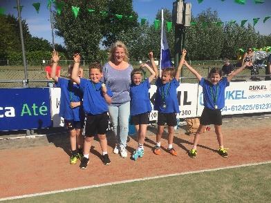 Op vrijdagmiddag was het toernooi voor de groepen 3 en 4; ook dat was heel gezellig, er waren allerlei spelletjes en ook een springkussen. Ook daar werd weer erg leuk en sportief gespeeld.