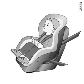 Een vooruit geplaatst kinderzitje dat stevig in de auto is vastgezet, vermindert het risico dat het kind zijn hoofd stoot.