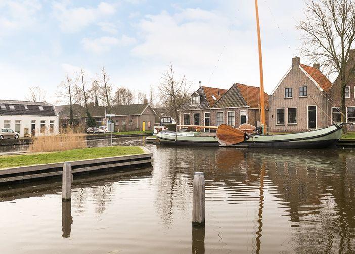 INDRUK Workum Workum is één van de elf Friese steden en is via een sluis en een twee kilometer lange vaarweg verbonden met het IJsselmeer. Het stadje telt ca.