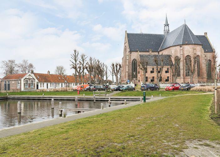 Door haar geschiedenis en ligging herbergt Workum de nodige monumentale gebouwen en bezienswaardigheden.